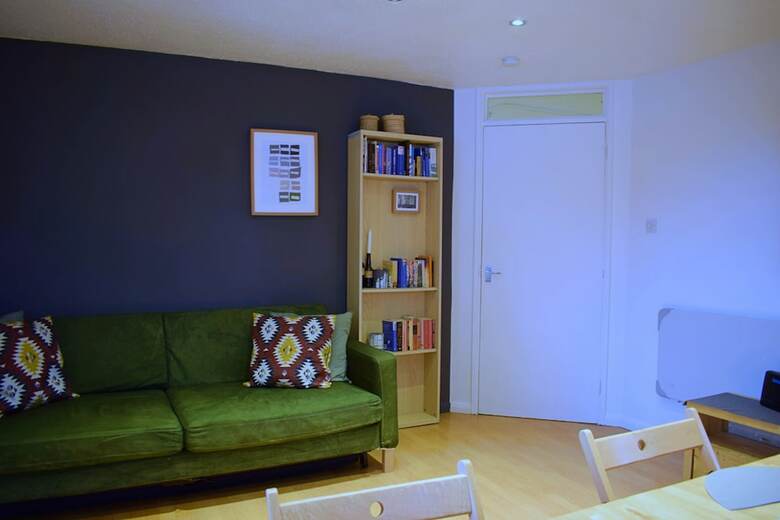 Central 1 Bedroom Apartment Near Tower Hill With Balcony