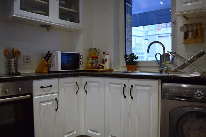 Central 1 Bedroom Apartment Near Tower Hill With Balcony