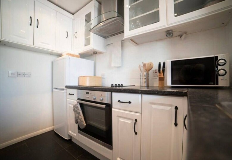 Central 1 Bedroom Apartment Near Tower Hill With Balcony