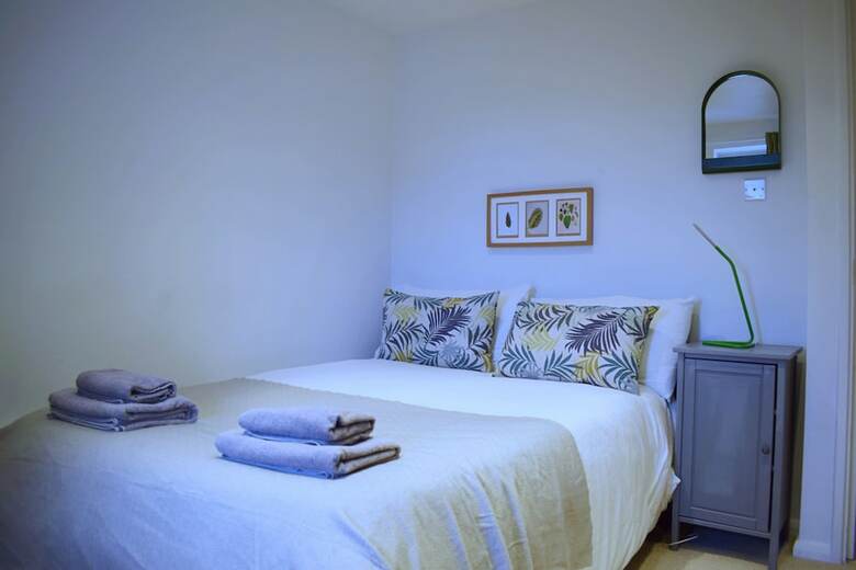 Central 1 Bedroom Apartment Near Tower Hill With Balcony