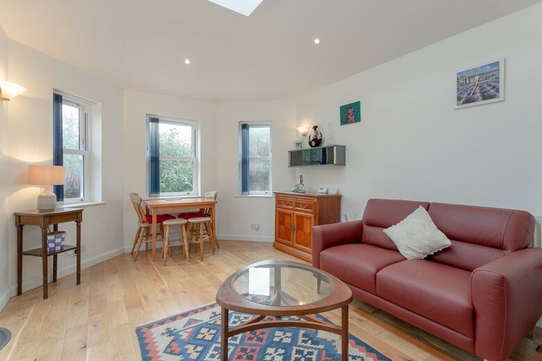 Victorian Coach House In Wimbledon