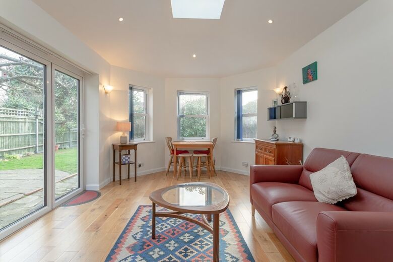 Victorian Coach House In Wimbledon