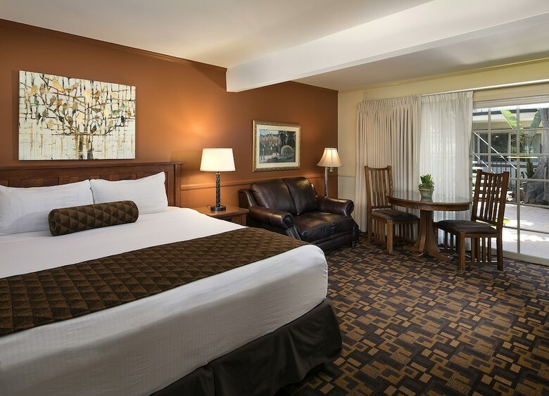 Hotel Inn By The Harbor