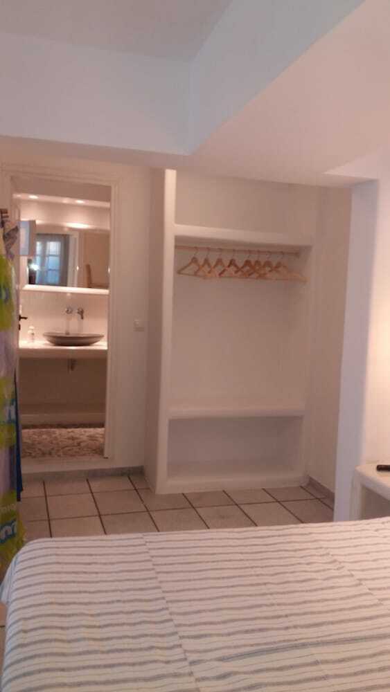 Sea View Apartments & Studios