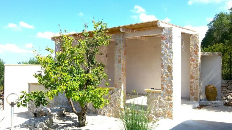 Trullo In Pietra Con Giardino
