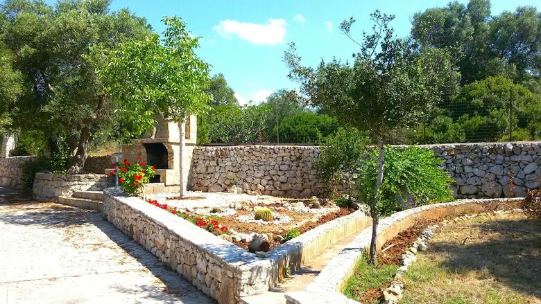 Trullo In Pietra Con Giardino
