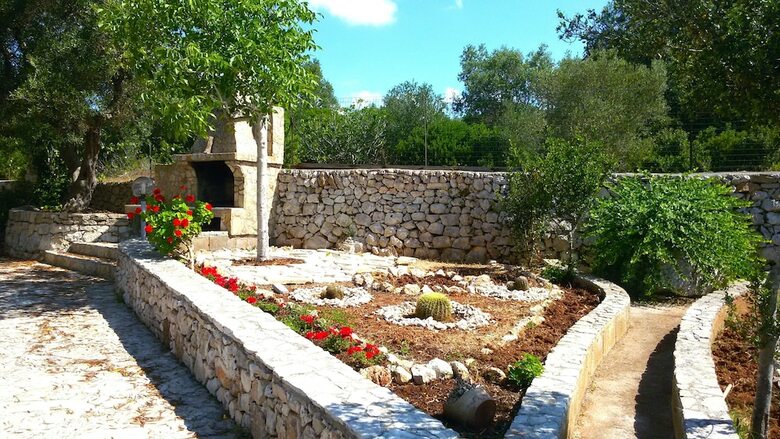 Trullo In Pietra Con Giardino