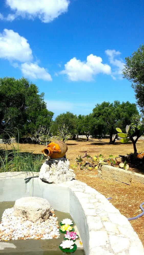 Trullo In Pietra Con Giardino
