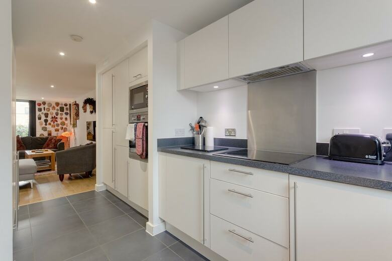 Modern 3 Bedroom Duplex Apartment In Stepney