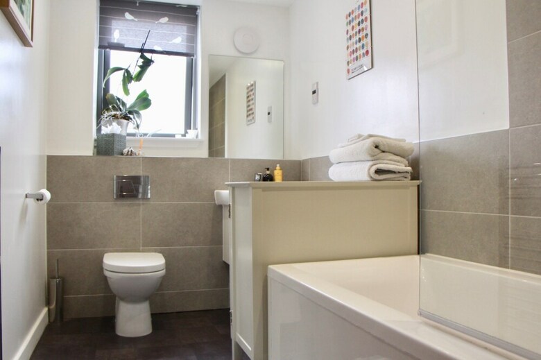 2 Bedroom Edinburgh Apartment In Great Location