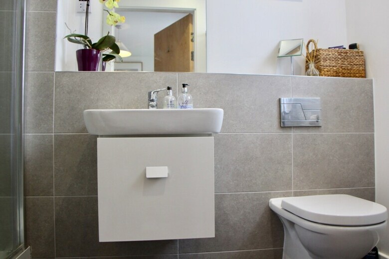 2 Bedroom Edinburgh Apartment In Great Location