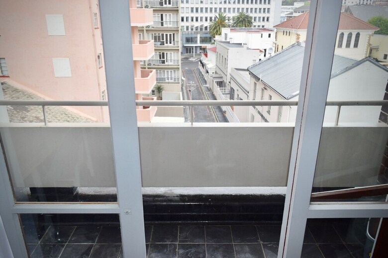 Studio Apartment With Balcony In Central Business District