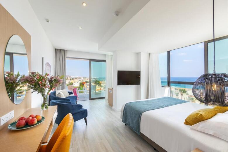 Hotel Leonardo Crystal Cove & Spa By The Sea - Adults Only