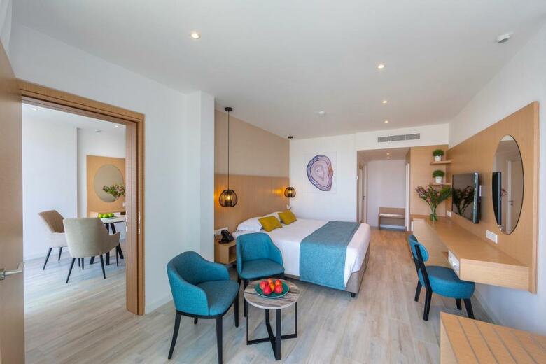 Hotel Leonardo Crystal Cove & Spa By The Sea - Adults Only
