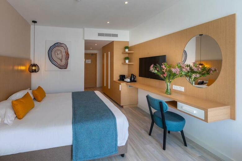Hotel Leonardo Crystal Cove & Spa By The Sea - Adults Only