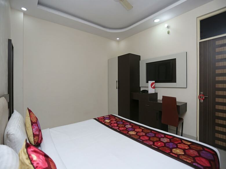 Hotel Oyo 14854 Vms Royal Inn