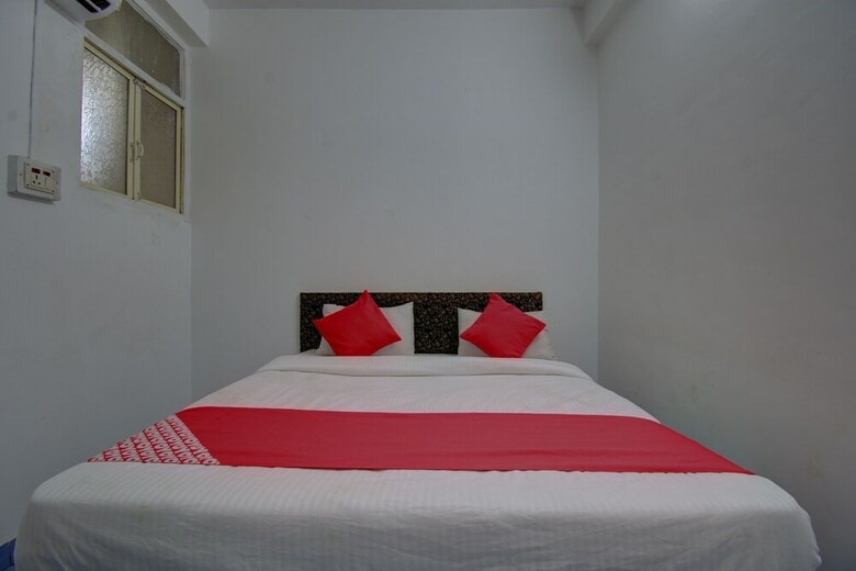 Oyo 19830 Hotel Lucky Star