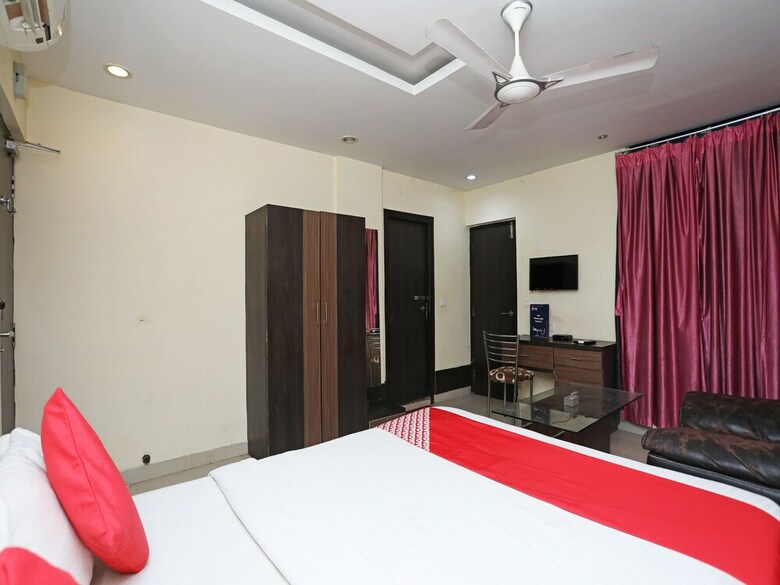 Oyo 28439 Skylark Hotel