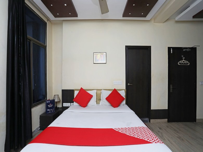 Oyo 28439 Skylark Hotel