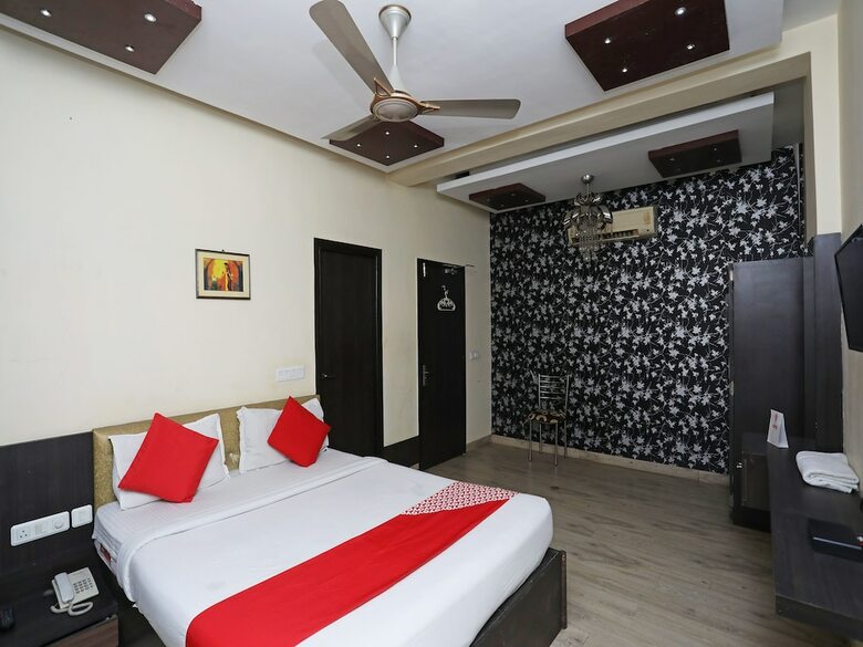 Oyo 28439 Skylark Hotel