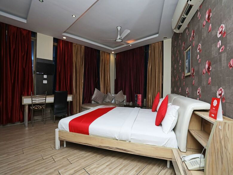 Oyo 28439 Skylark Hotel