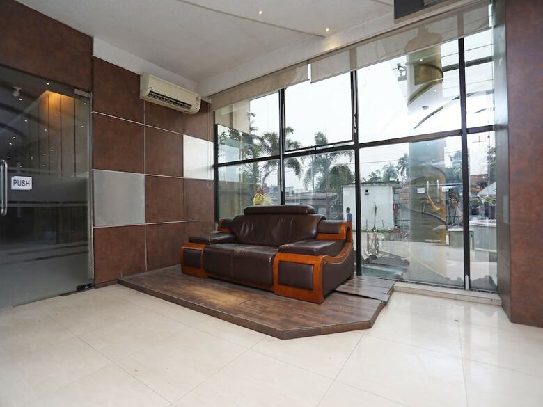 Oyo 28439 Skylark Hotel