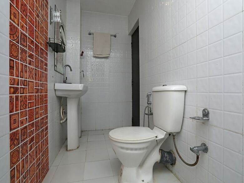 Oyo 28439 Skylark Hotel