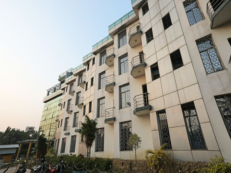 Oyo 28439 Skylark Hotel