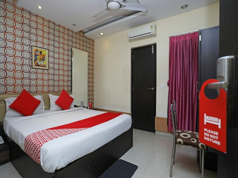 Oyo 28439 Skylark Hotel
