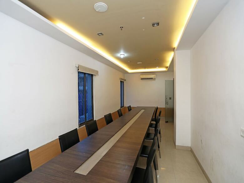 Oyo 28439 Skylark Hotel