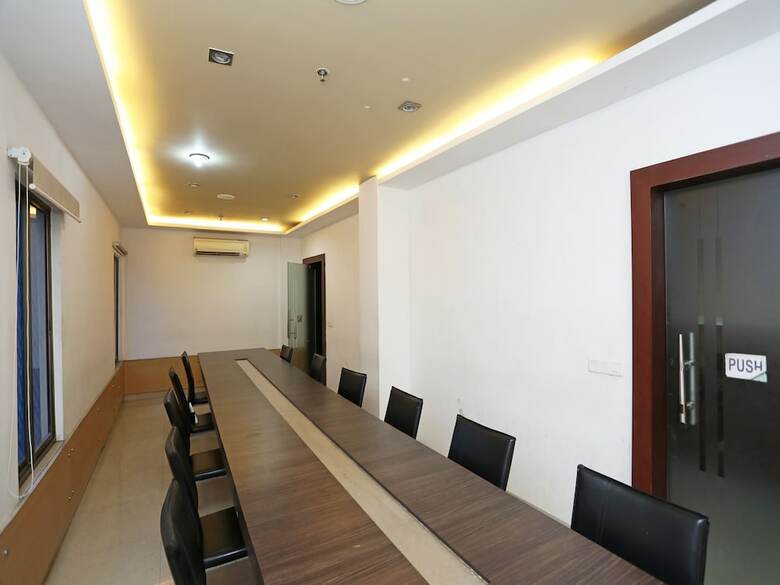 Oyo 28439 Skylark Hotel