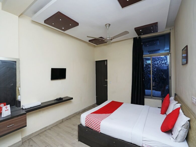 Oyo 28439 Skylark Hotel