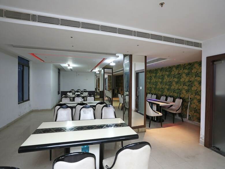 Oyo 28439 Skylark Hotel