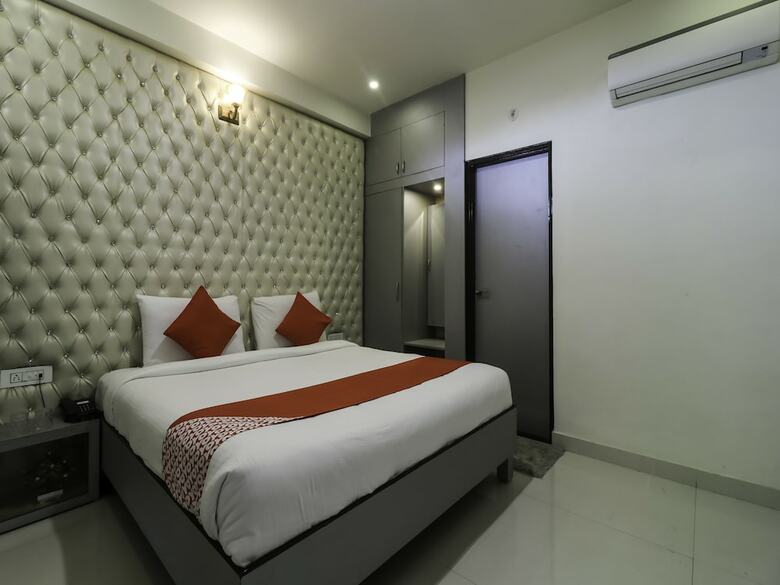 Oyo 28722 The Prince Hotel