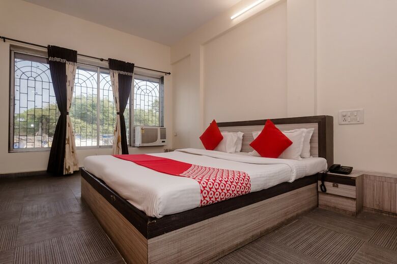 Oyo 26206 Hotel Paras