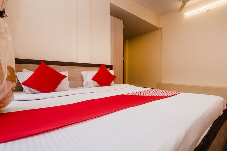 Oyo 26206 Hotel Paras
