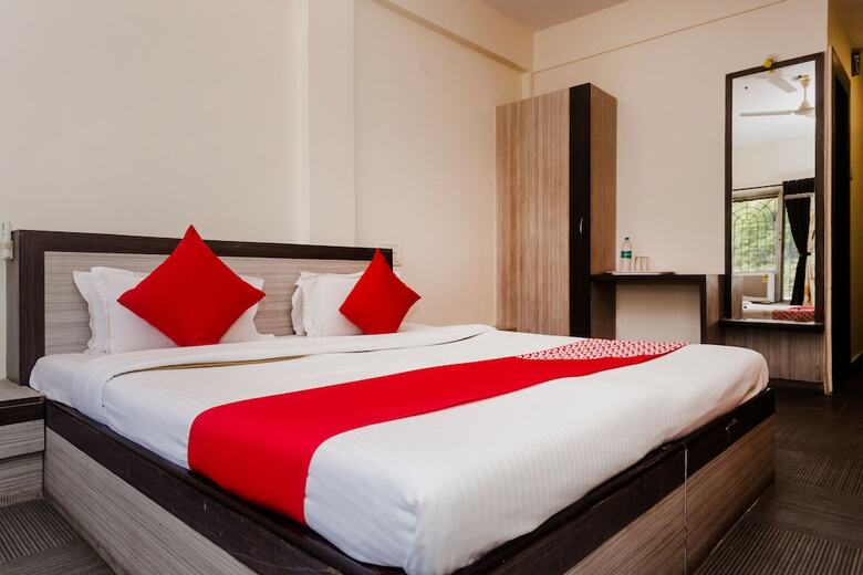 Oyo 26206 Hotel Paras