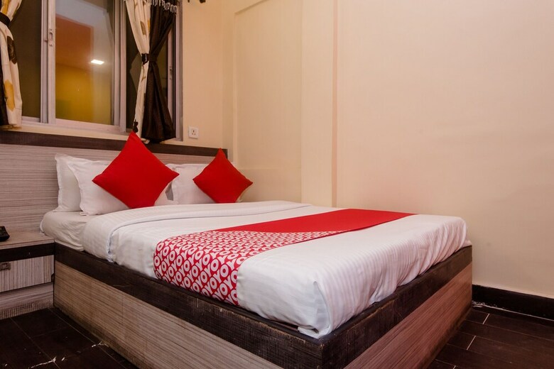 Oyo 26206 Hotel Paras