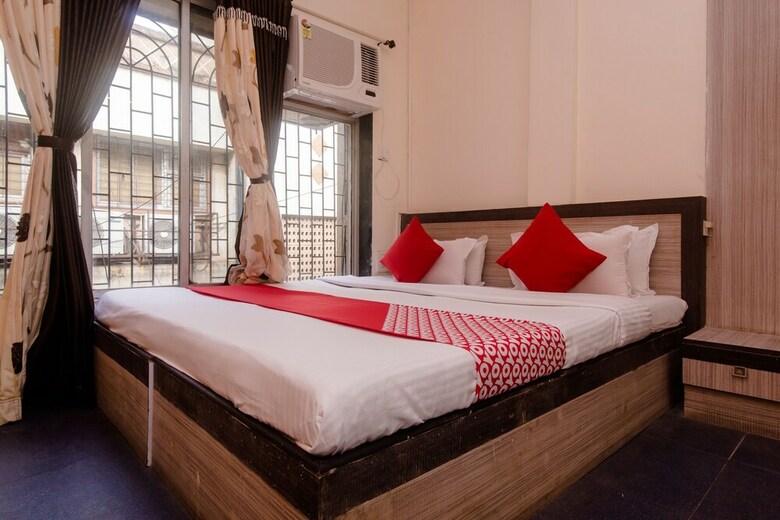 Oyo 26206 Hotel Paras