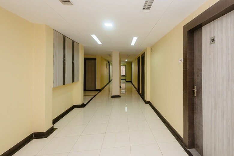Oyo 26206 Hotel Paras