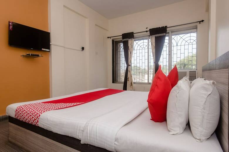 Oyo 26206 Hotel Paras