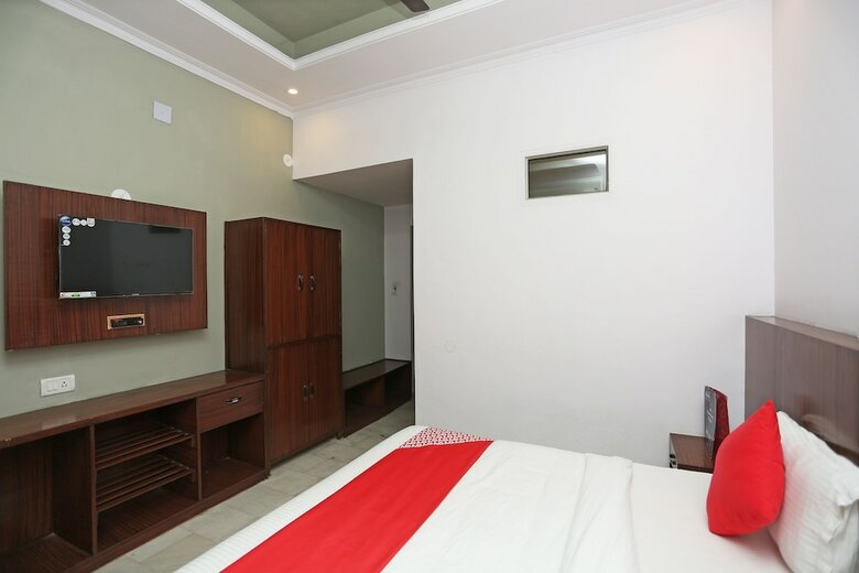 Oyo 23240 Hotel Pramod Palace
