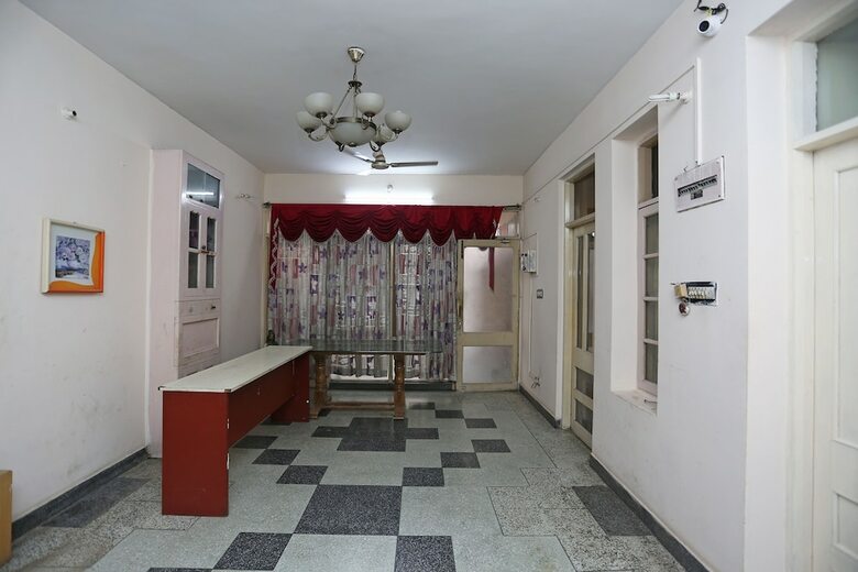 Oyo 10674 Hotel Royal Inn
