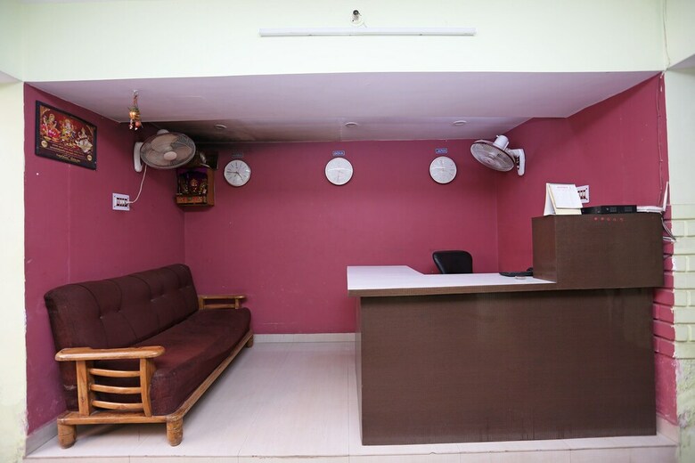 Oyo 10674 Hotel Royal Inn