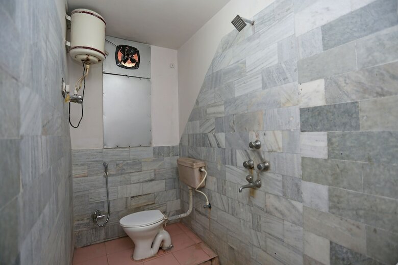 Oyo 10674 Hotel Royal Inn