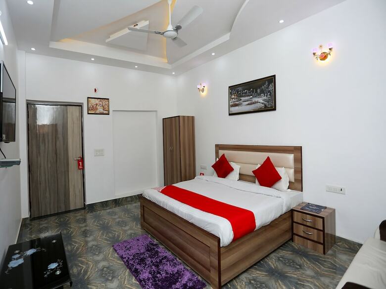 Oyo 26628 Hotel Rest Palace