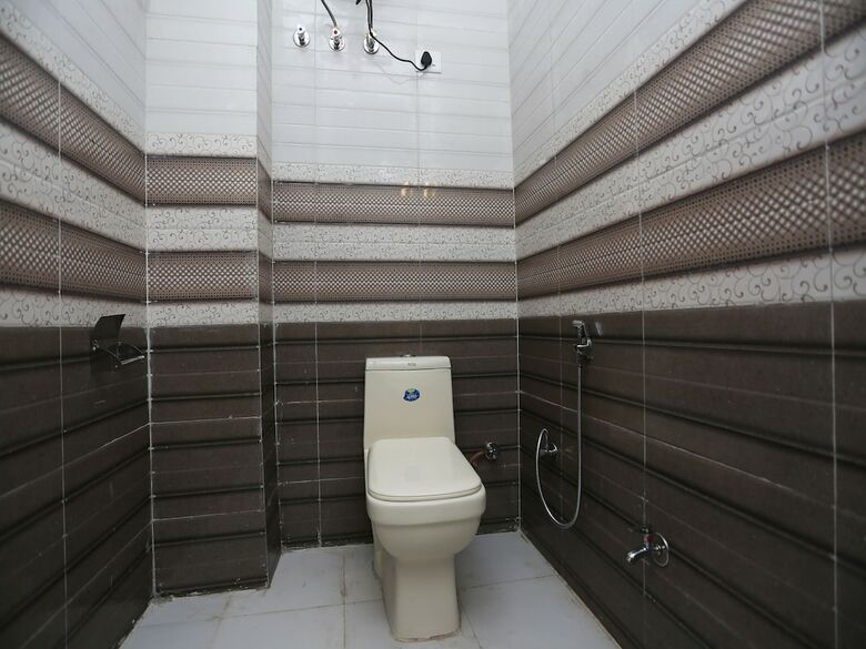 Oyo 26628 Hotel Rest Palace