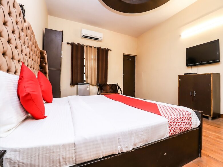 Hotel Oyo 26610 Royal Town