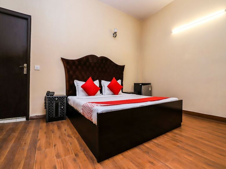 Hotel Oyo 26610 Royal Town