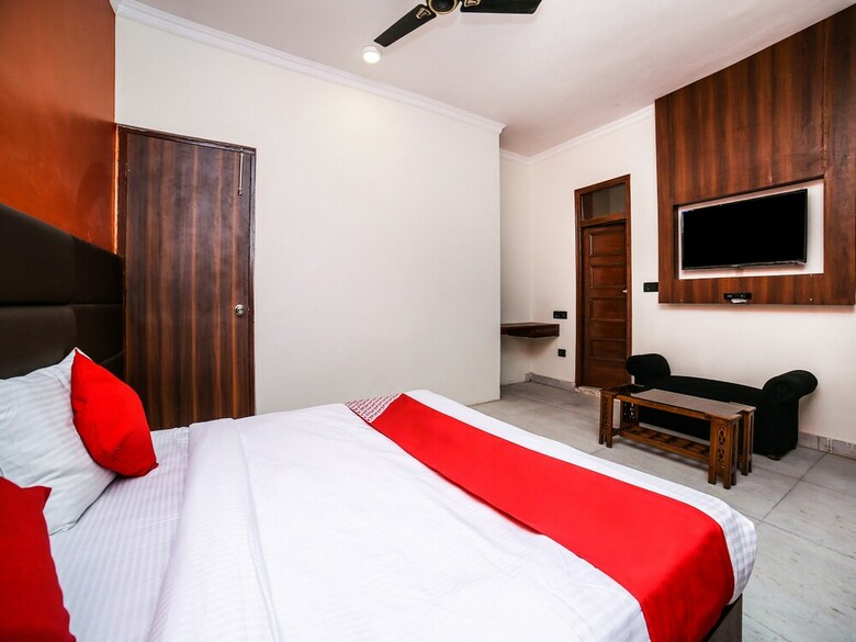 Oyo 26589 Hotel Royal Town